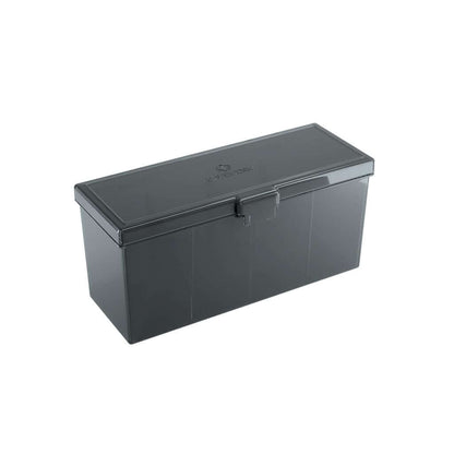 Accessoires Zwarte Fourtress opbergbox waarin je volledige decks, dobbelstenen, tokens en 320 kaarten met dubbele sleeves kunt opbergen.