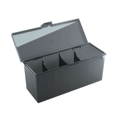 Accessoires Zwarte Fourtress opbergbox waarin je volledige decks, dobbelstenen, tokens en 320 kaarten met dubbele sleeves kunt opbergen.