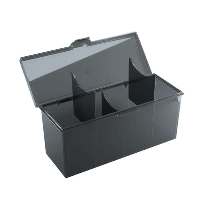 Accessoires Zwarte Fourtress opbergbox waarin je volledige decks, dobbelstenen, tokens en 320 kaarten met dubbele sleeves kunt opbergen.
