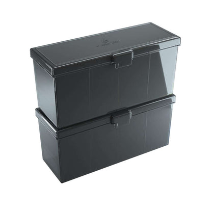 Accessoires Zwarte Fourtress opbergbox waarin je volledige decks, dobbelstenen, tokens en 320 kaarten met dubbele sleeves kunt opbergen.