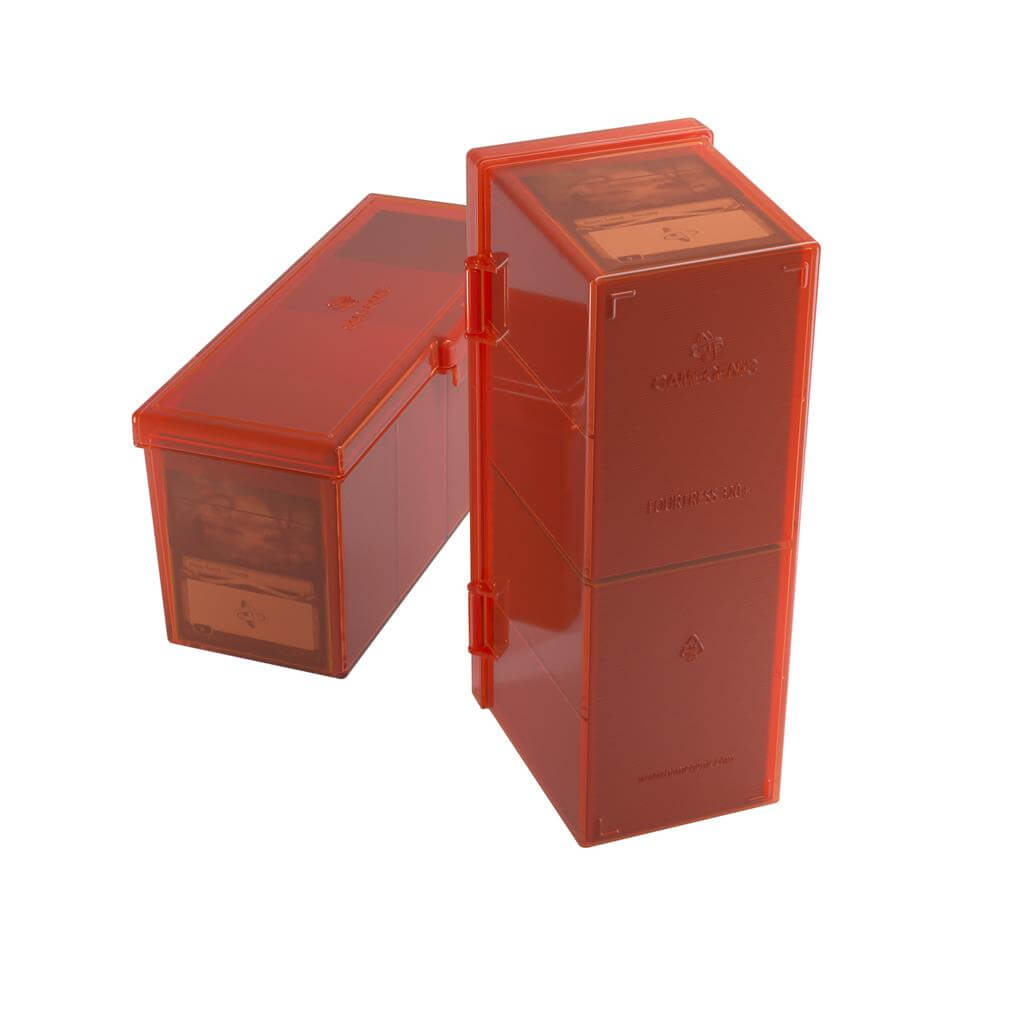 Accessoires Rode Fourtress opbergbox waarin je volledige decks, dobbelstenen, tokens en 320 kaarten met dubbele sleeves kunt opbergen.