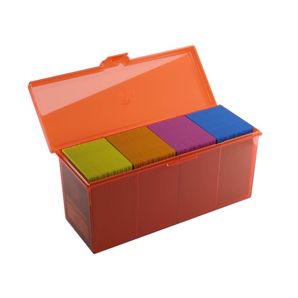 Accessoires Rode Fourtress opbergbox waarin je volledige decks, dobbelstenen, tokens en 320 kaarten met dubbele sleeves kunt opbergen.