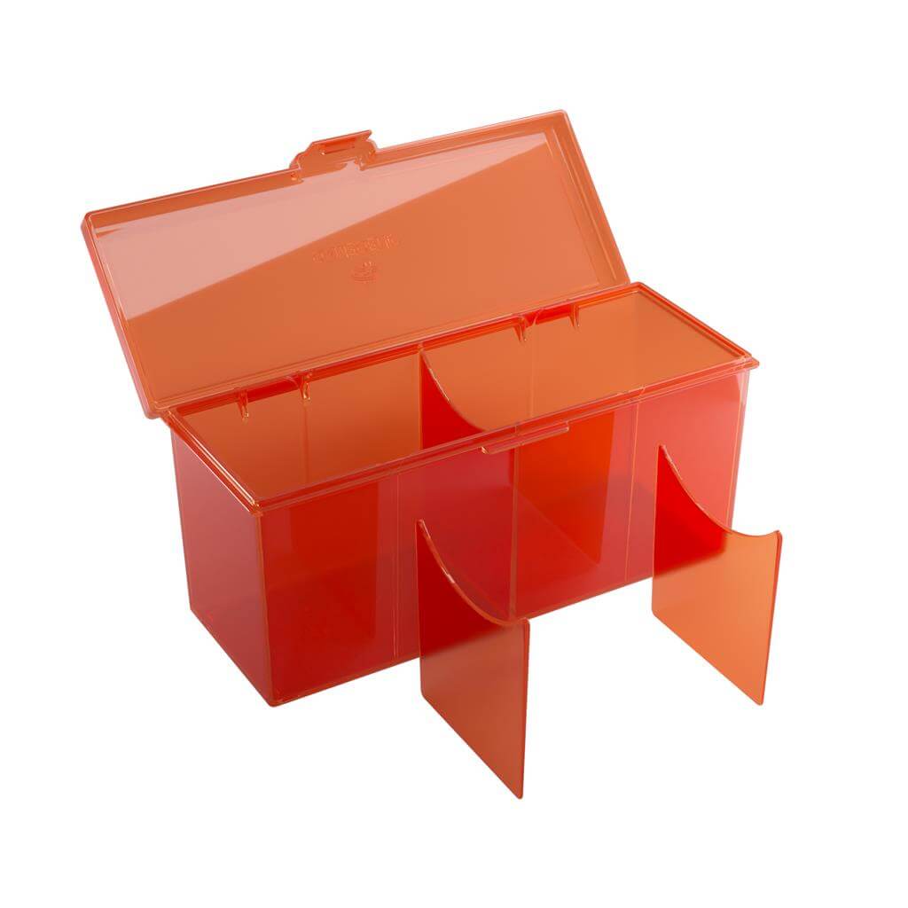 Accessoires Rode Fourtress opbergbox waarin je volledige decks, dobbelstenen, tokens en 320 kaarten met dubbele sleeves kunt opbergen.