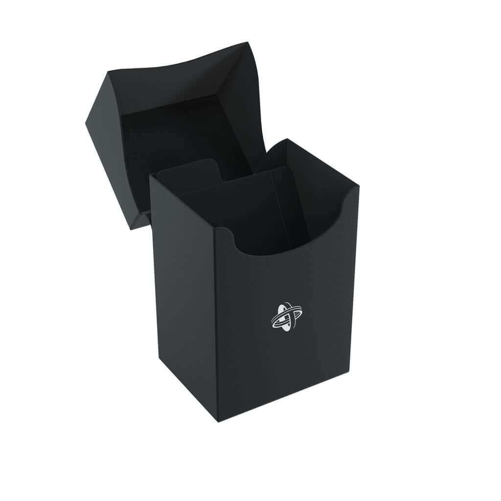 Accessoires Zwarte, casual deckbox die geschikt is voor het beschermen en opbergen van maximaal 80 kaarten met dubbele sleeves.