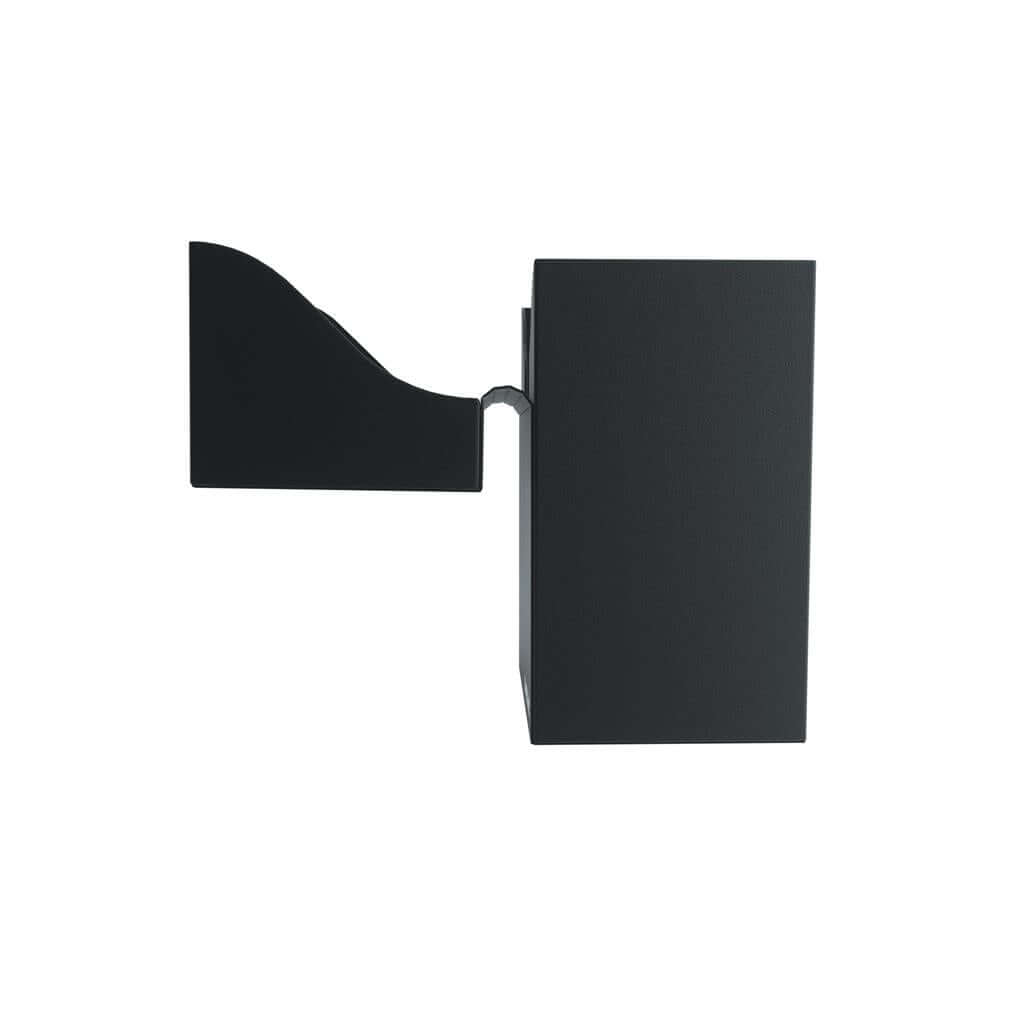 Accessoires Zwarte, casual deckbox die geschikt is voor het beschermen en opbergen van maximaal 80 kaarten met dubbele sleeves.