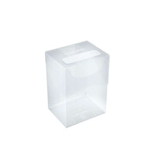 Accessoires Transparante, casual deckbox die geschikt is voor het beschermen en opbergen van maximaal 80 kaarten met dubbele sleeves.