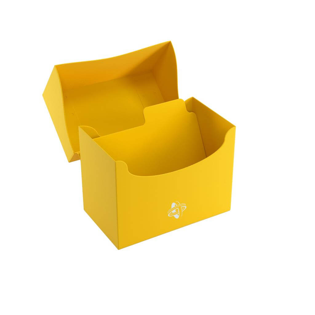 Accessoires Gele, casual sideloading deckbox die geschikt is voor het beschermen en opbergen van maximaal 80 kaarten met dubbele sleeves.