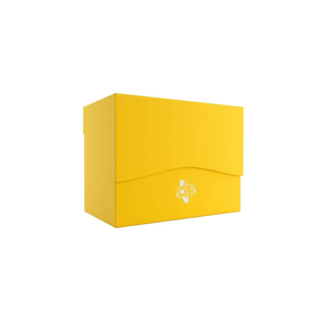 Accessoires Gele, casual sideloading deckbox die geschikt is voor het beschermen en opbergen van maximaal 80 kaarten met dubbele sleeves.