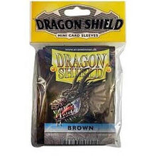 Accessoires Small-size Dragon Shield mini card sleeves (59x86mm) met origineel draken artwork. Deze sleeves zijn PVC-vrij en geschikt voor kaartspellen zoals Yu-Gi-Oh! TCG. Een pakje bevat 50 sleeves. Kleur sleeves: bruin.